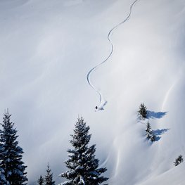 Drohnen Foto von Skifahrer aus der Höhe mit schneespur | © Bergbahnen Fieberbrunn