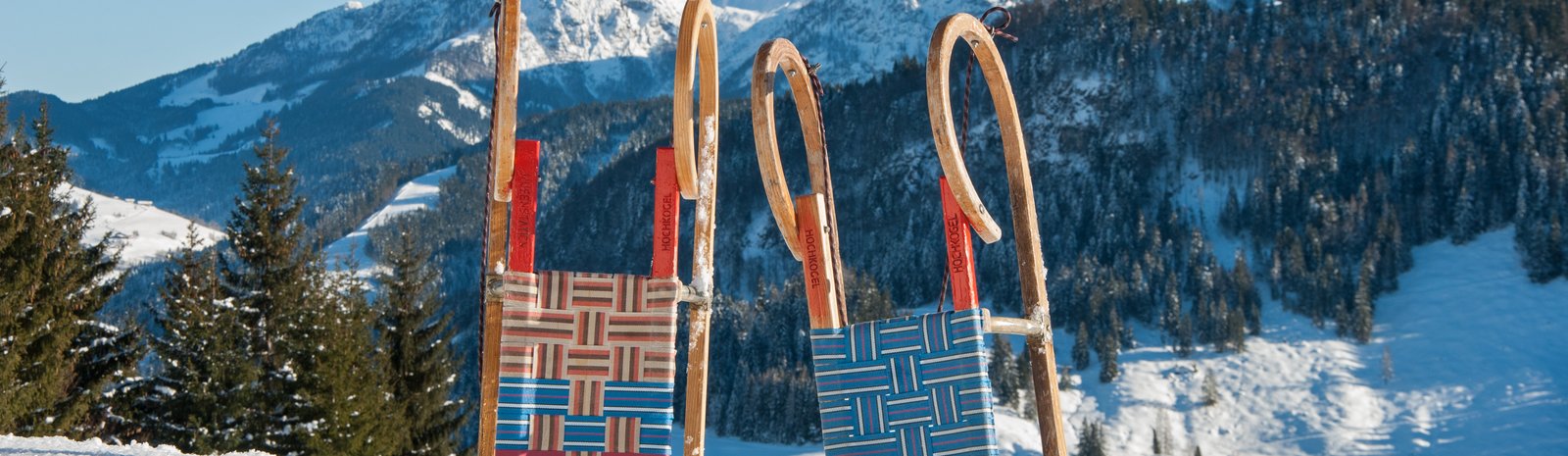 Bild von zwei Rodeln im Schnee | © Petra Astner
