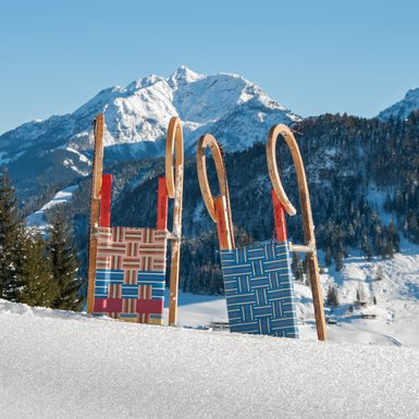 Bild von zwei Rodeln im Schnee | © Petra Astner