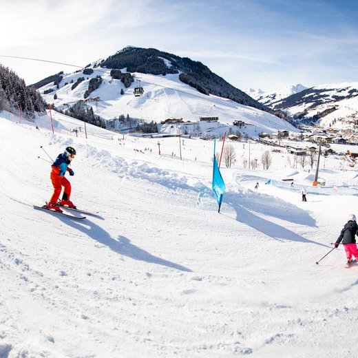 Kinder beim Skifahren  | © saalbach.com