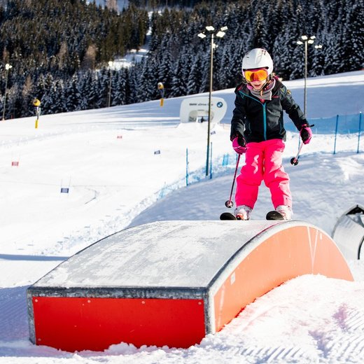 Kind fährt über eine Schanze  | © saalbach.com