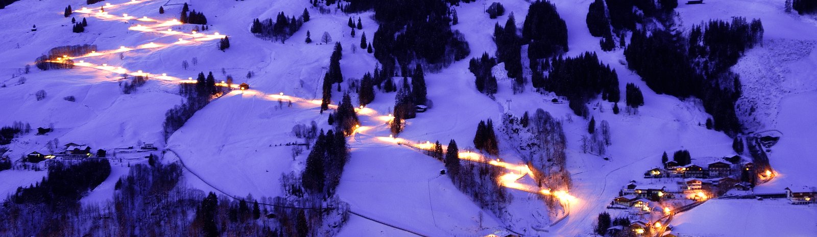 Picture of the tobogganing slope at night with beautiful lights | © Bergbahnen Saalbach Hinterglemm