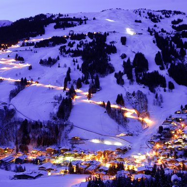 Picture of the tobogganing slope at night with beautiful lights | © Bergbahnen Saalbach Hinterglemm