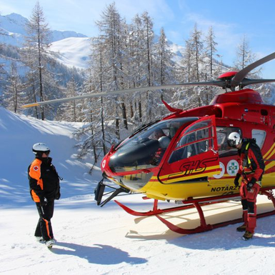 Pistenretter mit dem Helikopter  | © Bergbahnen Fieberbrunn