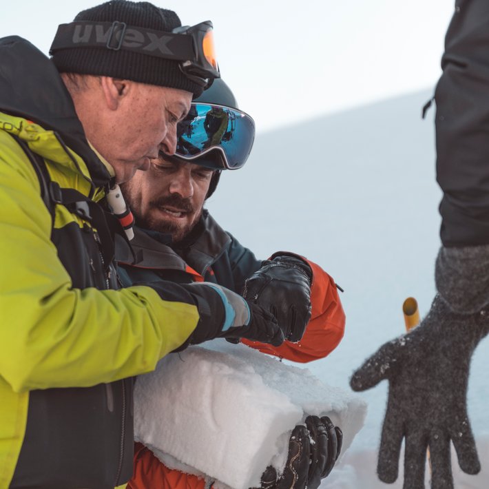 finding out what kind of snow it is | © Bergbahnen fieberbrunn