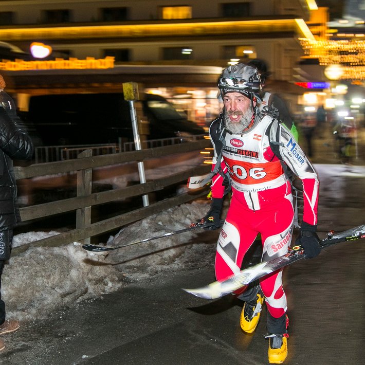 Mountain Attack mit Skin in der Hand und Skischuhen laufen | © Mountain Attack Wildbild