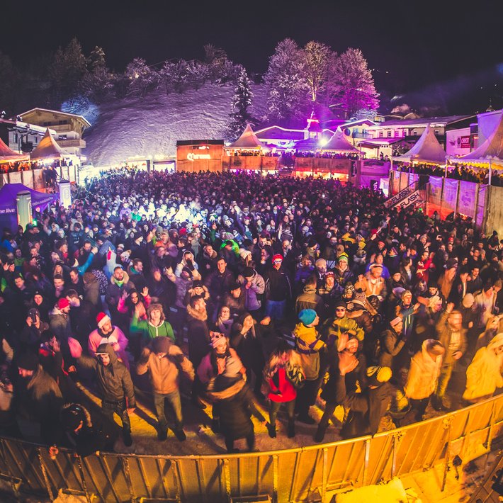 Rave on Snow many people | © Tobi Stoffels_Neon Photography