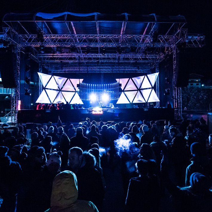 Rave on Snow blaue Lichter Nacht | © Tobi Stoffels_Neon Photography