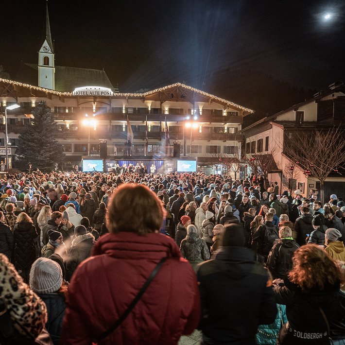 Im Dorfzentrum von Fieberbrunn sorgte die Veranstaltung "Silvester im Dorf"  bei Gästen und Einheimischen für Stimmung. | © Klubarbeit