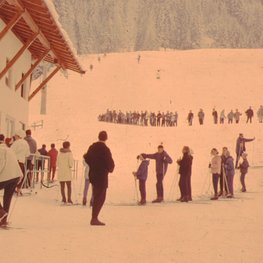 Schlange vor der Einserbahn (ca. 1966) | © Bergbahnen Fieberbrunn Schlange vor der Einserbahn (ca. 1966) | © Bergbahnen Fieberbrunn