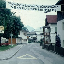 Überkopfbanner Dorfstraße (1968) | © Bergbahnen Fieberbrunn Überkopfbanner Dorfstraße (1968) | © Bergbahnen Fieberbrunn