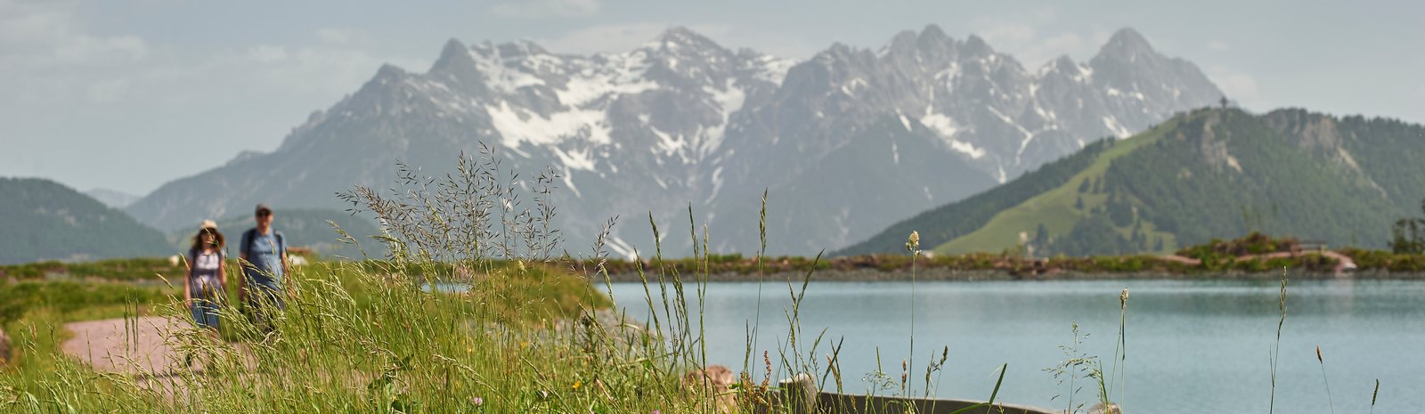 Ein Mann und eine Frau wandern um den Streuböden-See in Fieberbrunn  | © fieberbrunn.com