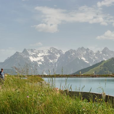 Ein Mann und eine Frau wandern um den Streuböden-See in Fieberbrunn  | © fieberbrunn.com