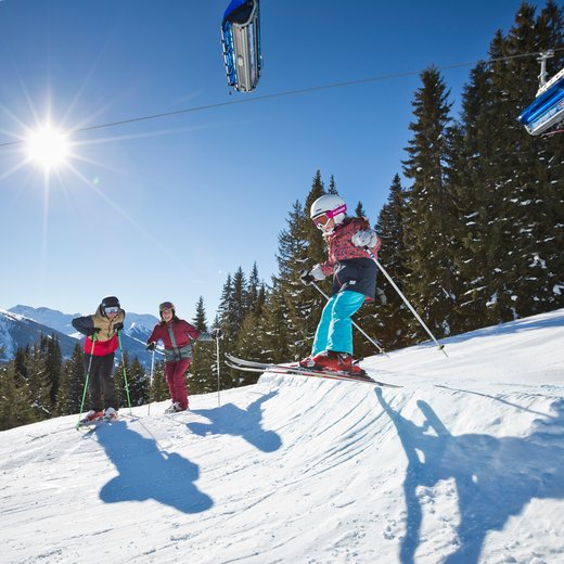 Familienzeit im Skicircus | © saalbach.com, Mirja Geh