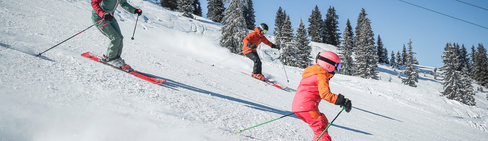 Family skis down the slope | © Bergbahnen Fieberbrunn