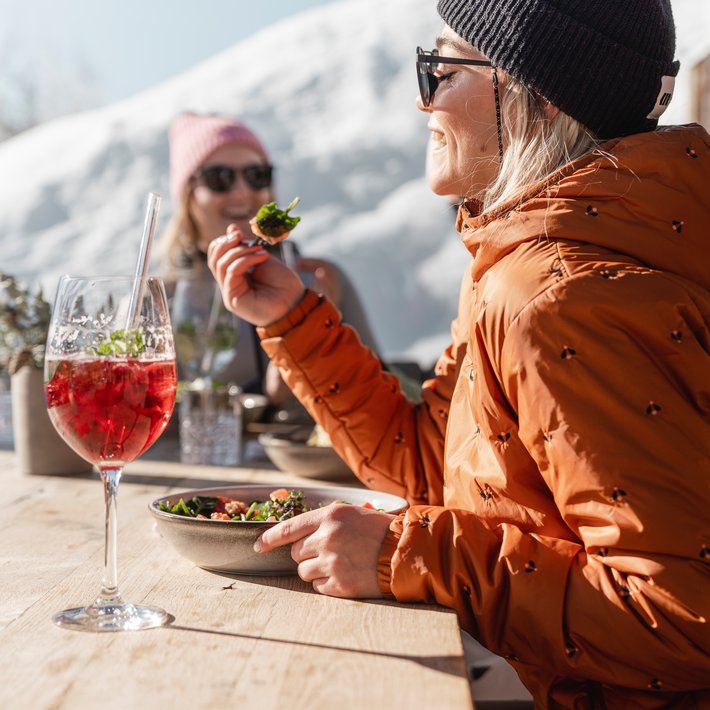 Women eats salat  | © Bergbahnen Fieberbrunn 