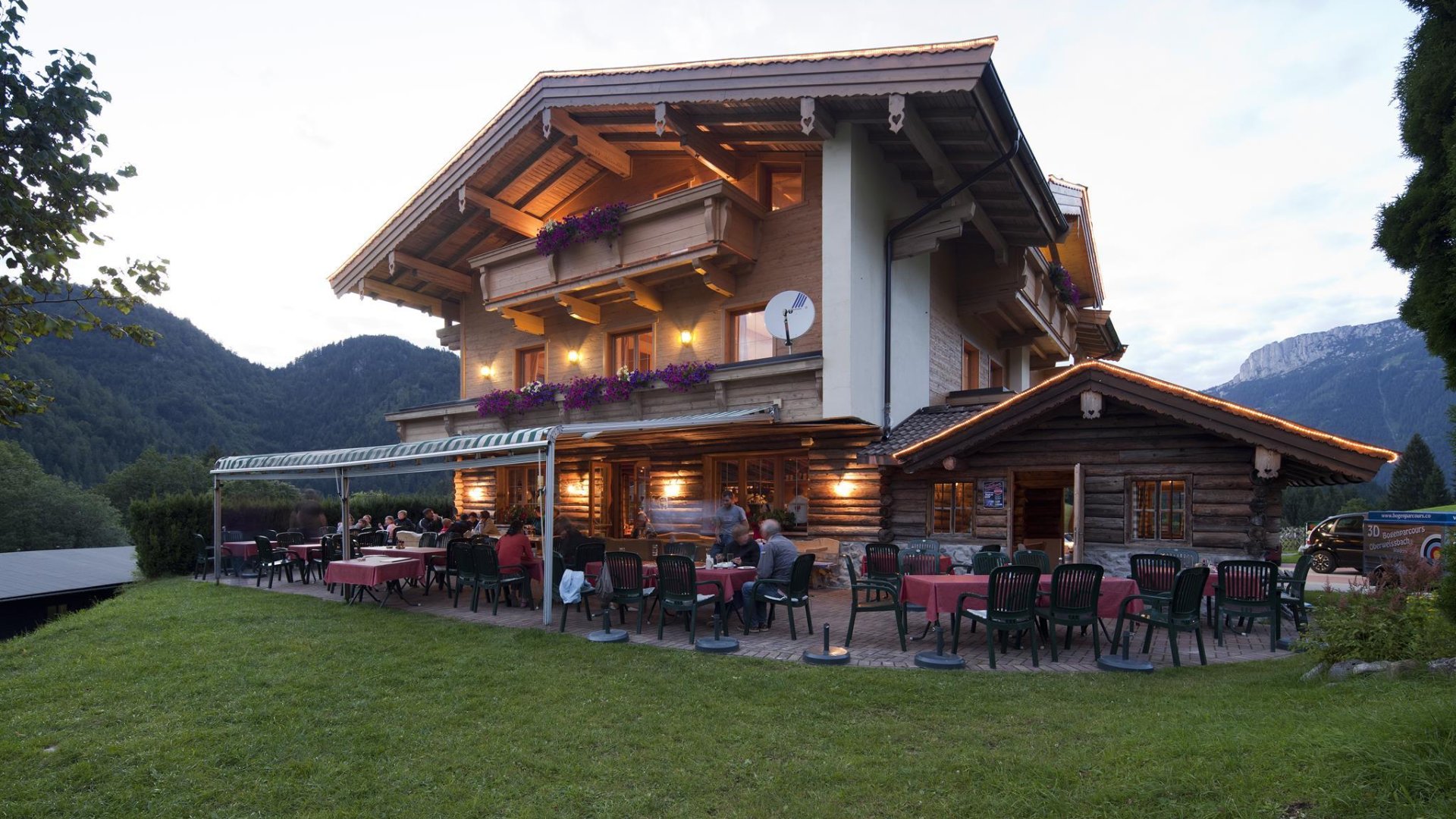 Alpengasthof bei Dämmerung