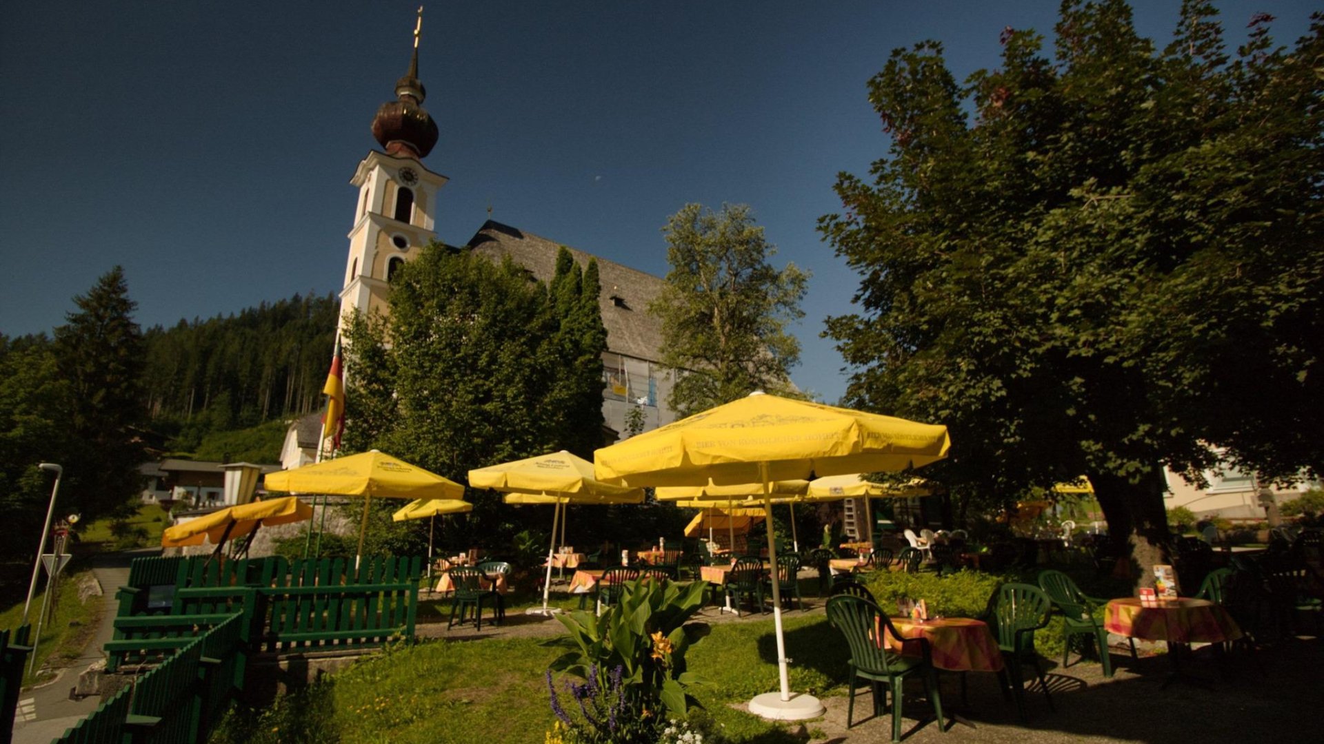 Terrasse mit Kirche im Hintergrund | © Schneidermann