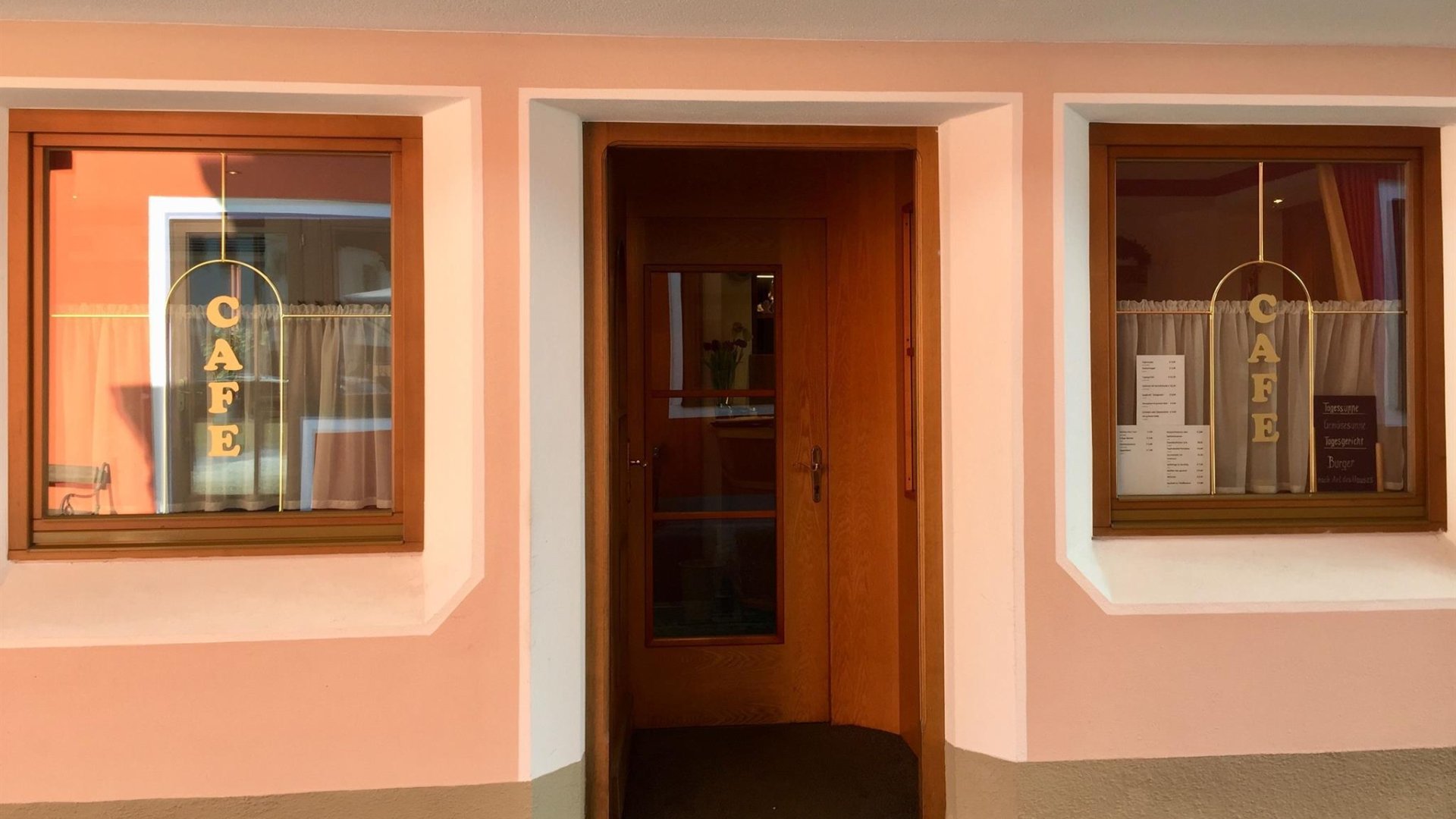 Haupteingang Café