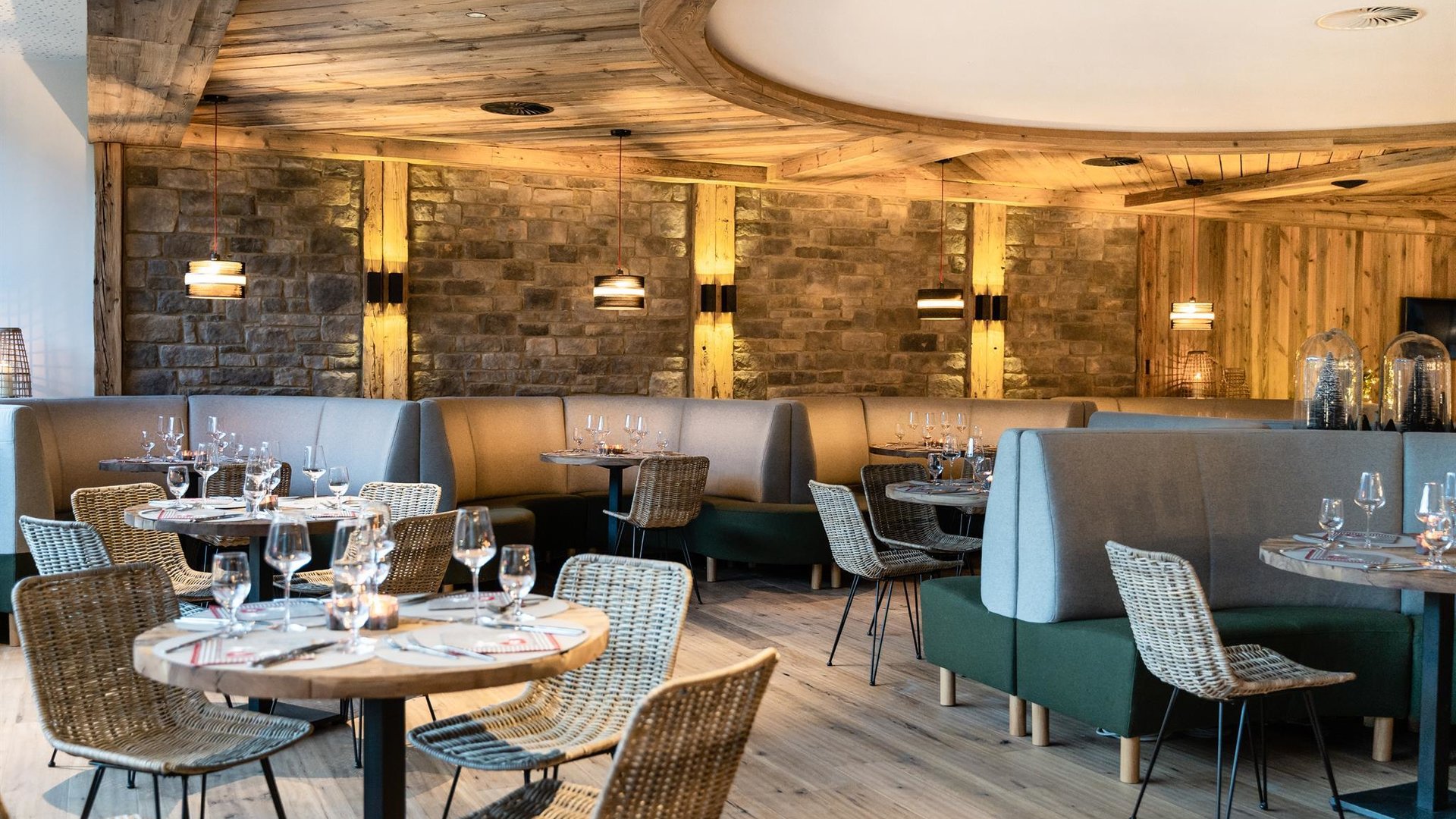 Vaya Bar & Grill 4 Vaya Bar & Grill 4