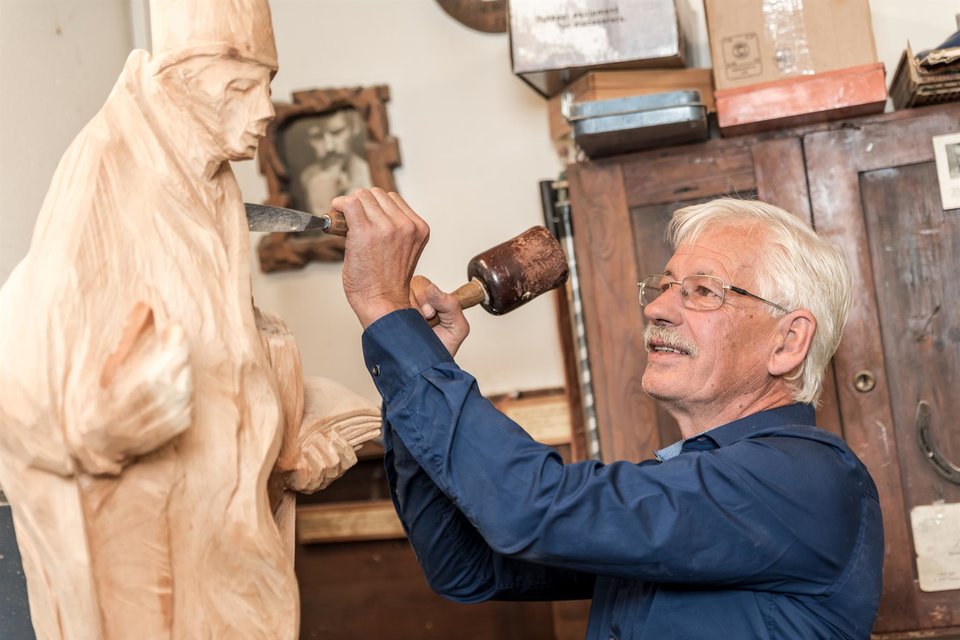 Holzbildhauer Horst Mayr | © AB