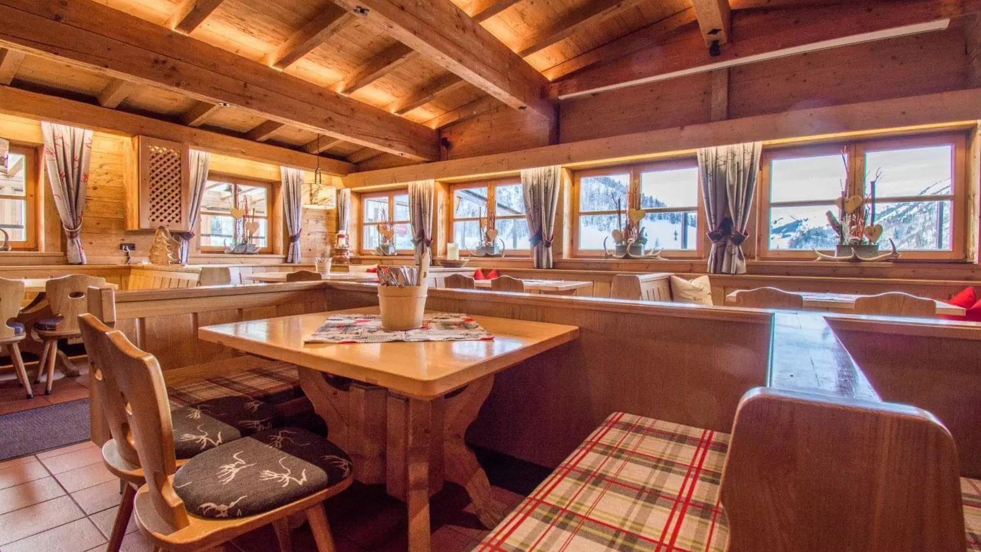 Streuböden Alm Innenansicht Streuböden Alm Innenansicht