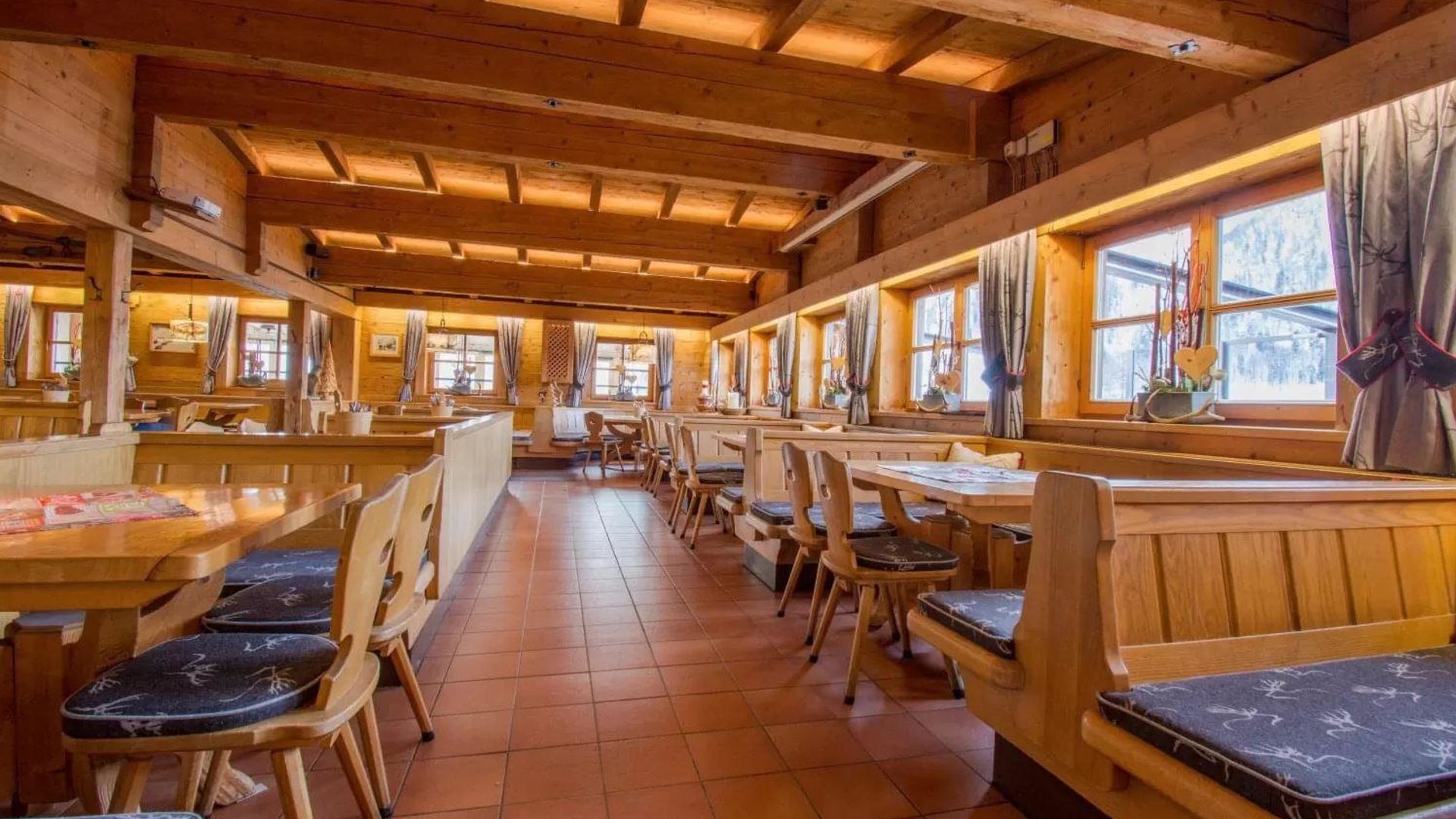 Streuböden Alm Innenansicht (1) Streuböden Alm Innenansicht (1)