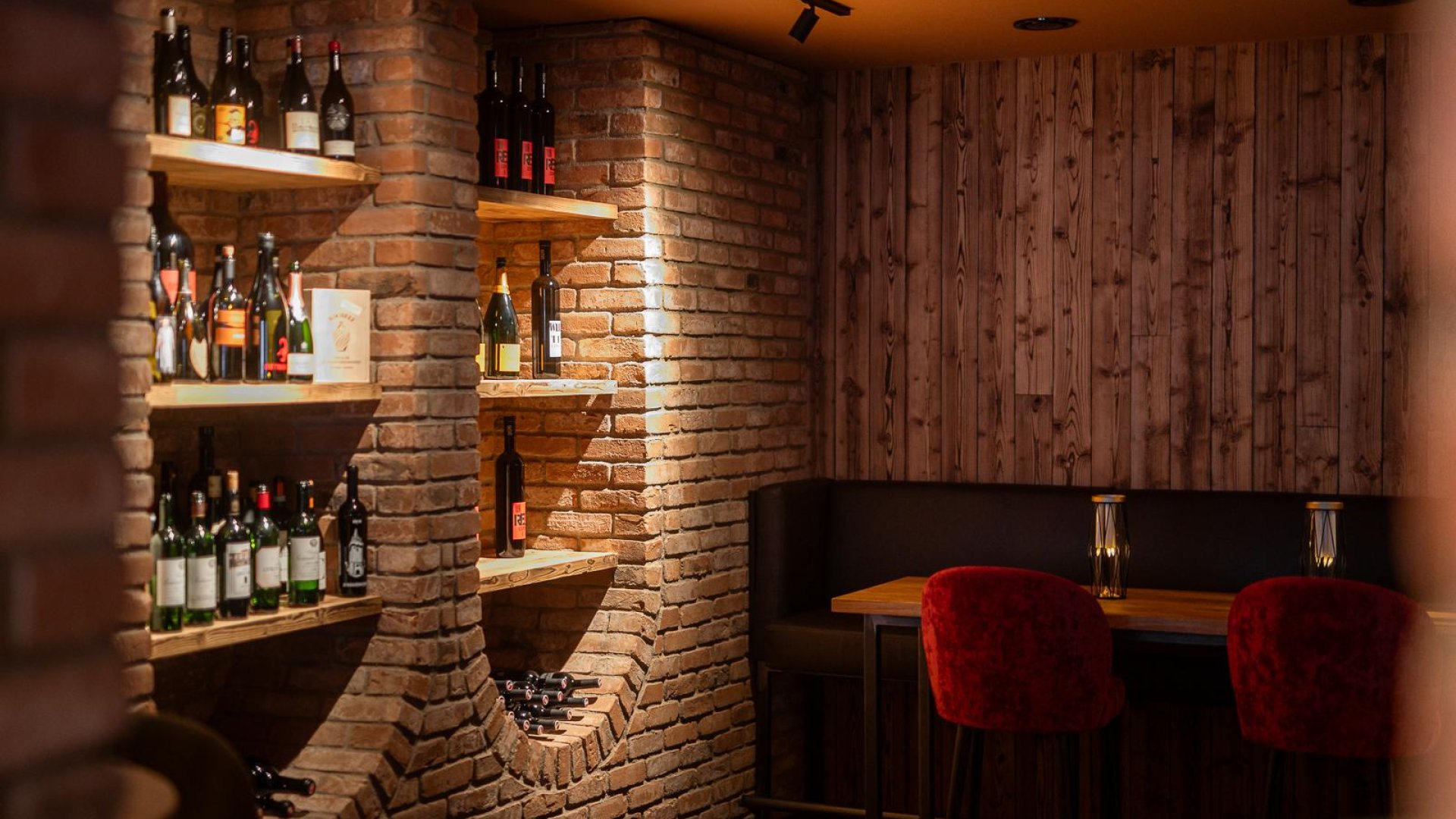 UPSIDEDOWN Weinlounge | © ADEA Lifestyle Suites Fieberbrunn