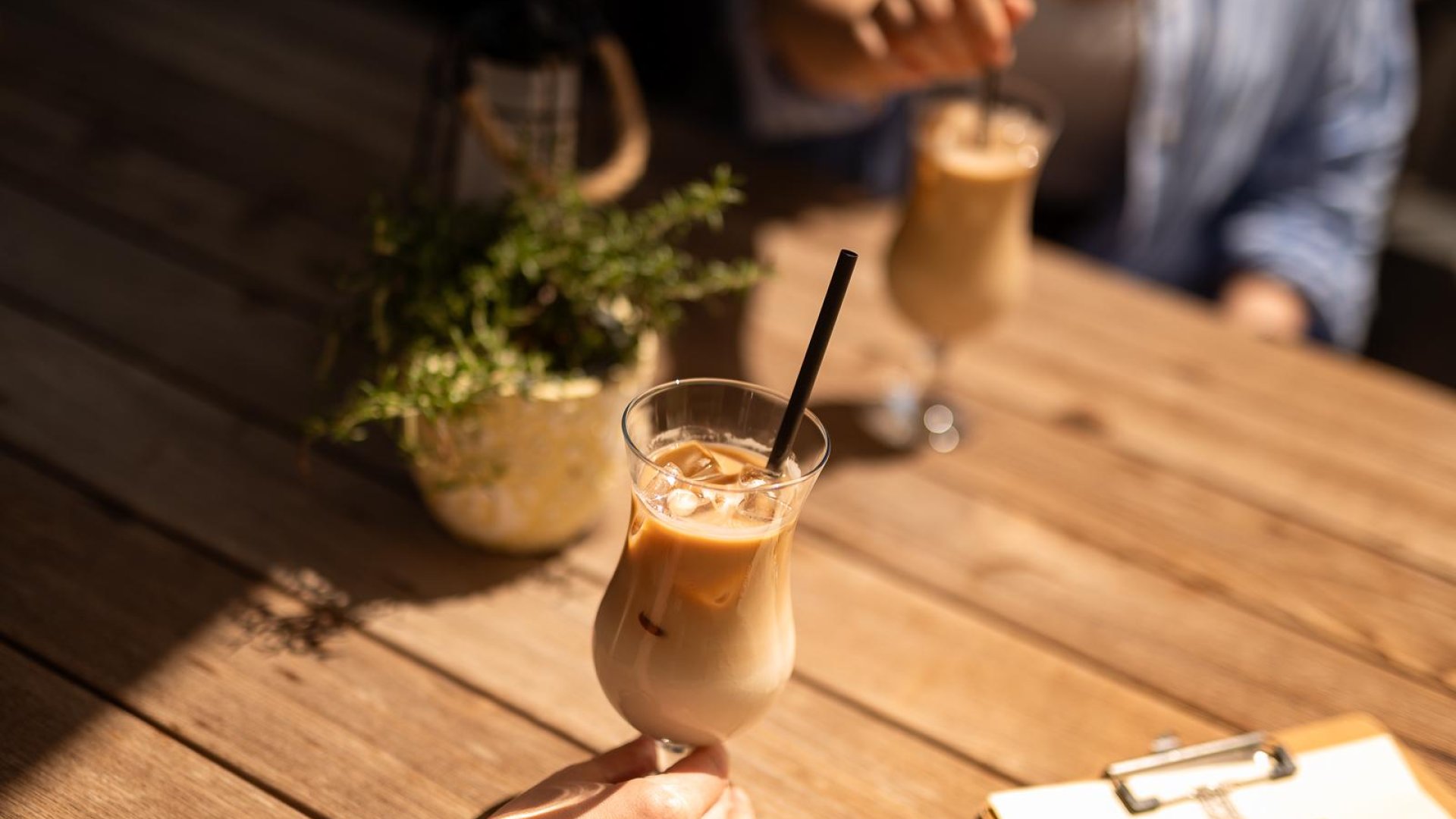 Terrasse Eiskaffee | © ADEA Lifestyle Suites Fieberbrunn