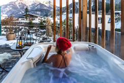 Privater Whirlpool mit bergblick