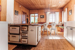 Küche mit Essbank und Jogltisch