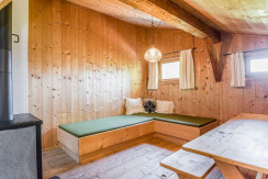 Aufenthaltsraum mit Holzofen