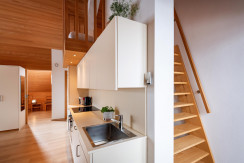 Küchenzeile mit Stiegenaufgang