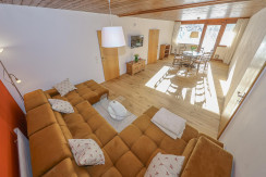 großzügiges Wohnzimmer mit Essecke