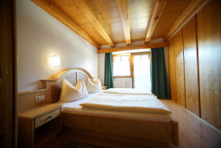 Schlafzimmer mit Doppelbett