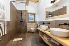 Bad mit Dusche und WC