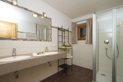 Badezimmer mit Dusche und Doppelwaschtisch