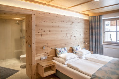 Schlafzimmer mit Doppelbett und bad en suite Schlafzimmer mit Doppelbett und bad en suite