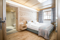 Schlafzimmer mit Doppelbett und Bad en suite Schlafzimmer mit Doppelbett und Bad en suite