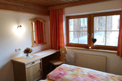 Schlafzimmer 1 mit Schreibtisch Schlafzimmer 1 mit Schreibtisch