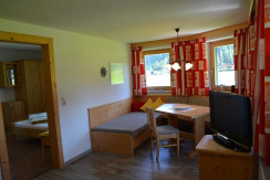 Aufenthaltsraum mit Blick in das Schlafzimmer Aufenthaltsraum mit Blick in das Schlafzimmer