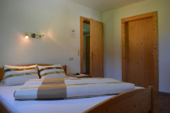 Türe in den Aufenthaltsraum & Badezimmer Türe in den Aufenthaltsraum & Badezimmer