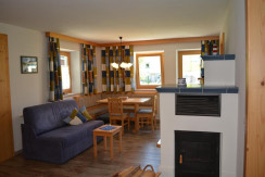 Aufenthaltsraum mit Kachelofen  Aufenthaltsraum mit Kachelofen