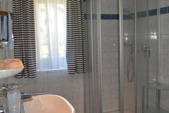 Badezimmer mit Dusche und Fußbodenheizung Badezimmer mit Dusche und Fußbodenheizung