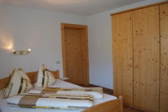 Doppelzimmer 1 mit Tür ins Badezimmer Doppelzimmer 1 mit Tür ins Badezimmer