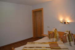 Doppelzimmer 2 mit Türe ins Bad Doppelzimmer 2 mit Türe ins Bad