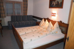 Doppelzimmer mit Zusatzbett (2) Doppelzimmer mit Zusatzbett (2)