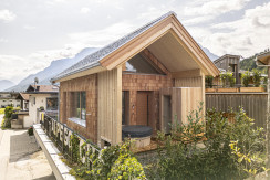 Privater Holzbadefass und Sauna