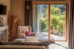 Wohnzimmer mit Zugang zur Terrasse