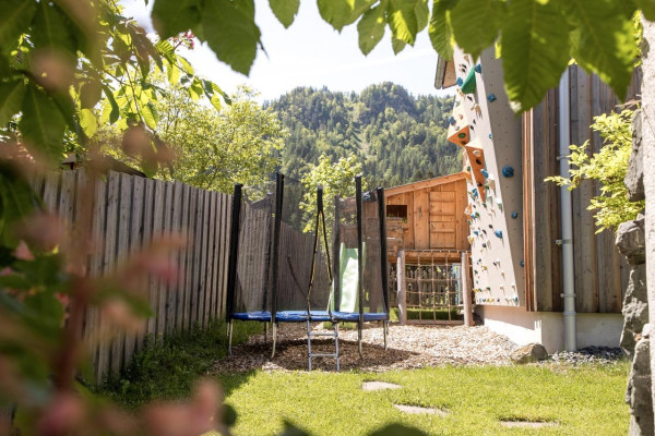 Spielplatz mit Boulderwand